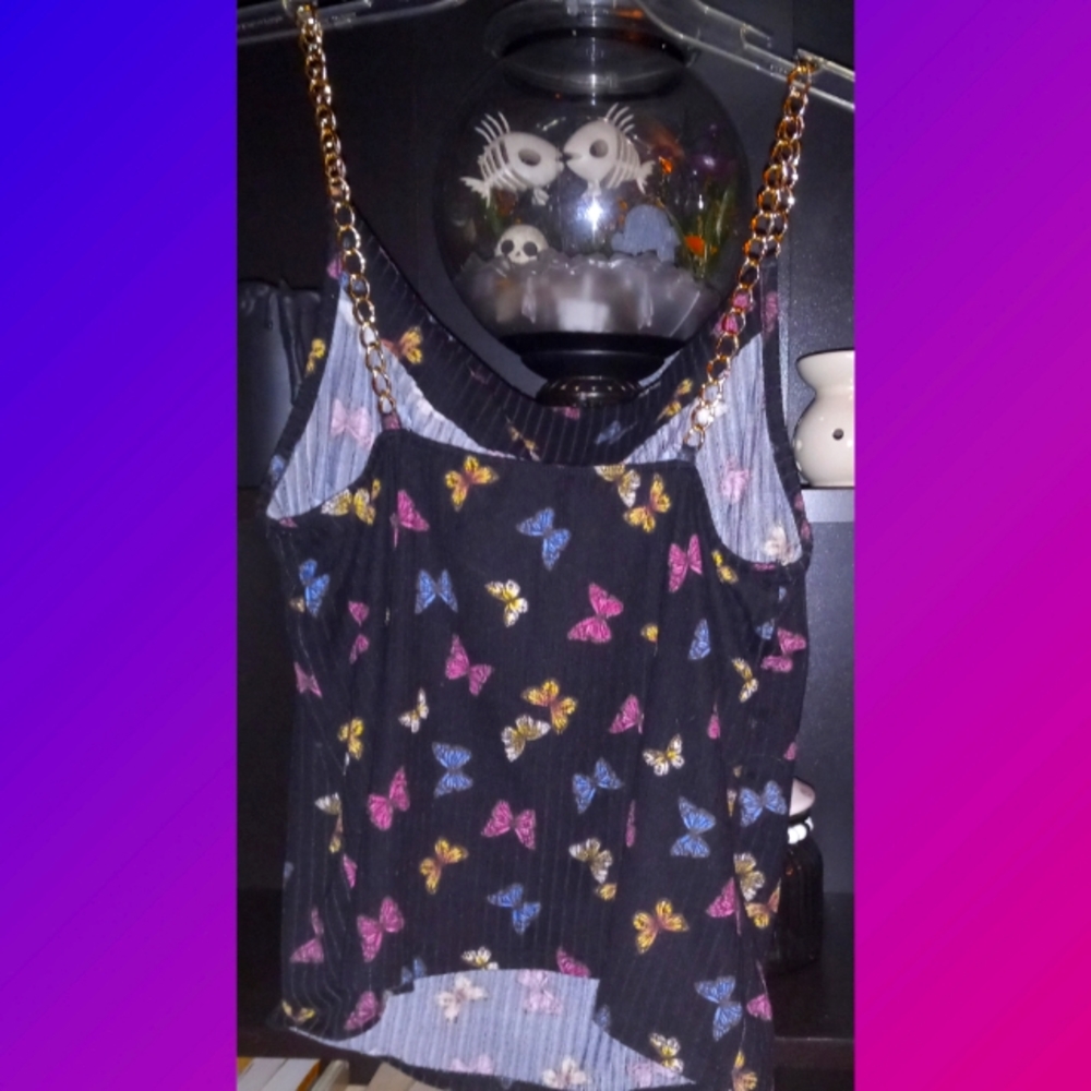 Free kisses butterfly top Medium